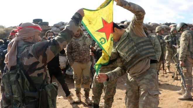 Azez'de YPG militanları bayrak açıyor