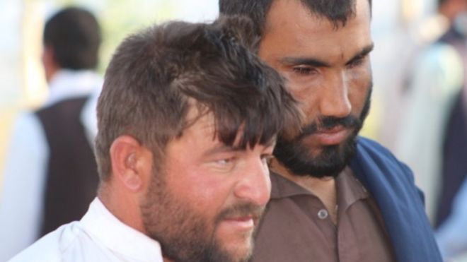 Лал Мохаммад Заер, при поддержке зрячего гида в районе Вардак, Афганистан, 14 июня 2018 года