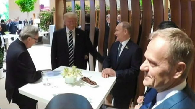 Президент США Дональд Трамп і російський лідер Володимир Путін уперше зустрілися віч-‎на-віч, потиснувши руки на початку саміту G20 у німецькому місті Гамбург.‎