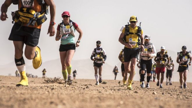 Люди бегают в Marathon des Sables