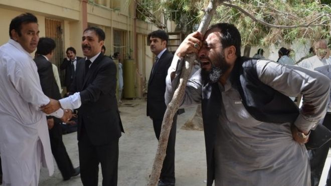 Пакистанские адвокаты в Кветте оплакивают своих коллег