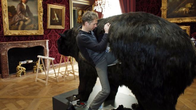 Французский художник Авраам Пуанчеваль забирается в искусственного медведя 31 марта 2014 года за день до начала художественного представления, в котором он проведет 13 дней в шкуре медведя, в Музее охоты и дикой природы в Париже