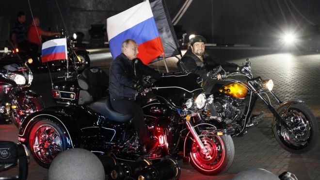 Путин едет с байкерами в черноморском порту Новороссийск, Россия