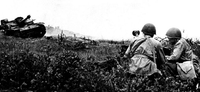Soldados soviéticos y un tanque alemán cerca de Oryol en 1943