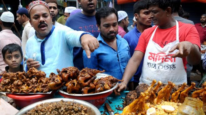 Бангладешский продавец продает ифтар в Чаукбазаре в столице Дакке,
