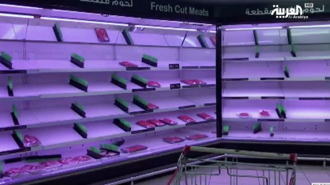 Аль-Арабия из Саудовской Аравии показывает сцены пустых полок супермаркетов в Катаре