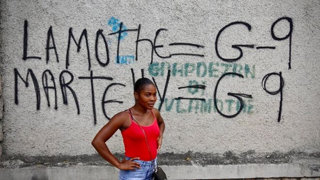 Женщина и граффити