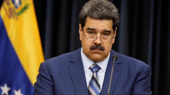 Президент Венесуэлы Николас Мадуро выглядит задумчивым на пресс-конференции в Каракасе