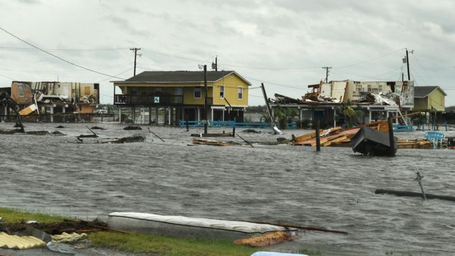 Затопленные дома после того, как ураган Харви обрушился на Рокпорт, штат Техас, 26 августа 2017 года.