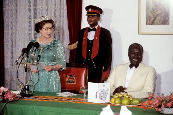 Malkia Elizabeth II akihutubia katika dhifa ya kitaifa pamoja na Rais Moi, katika ziara ya siku nne ya Malkia nchini Kenya mwaka 1983.