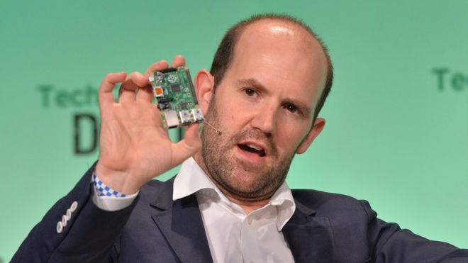 Eben Upton sosteniendo una Raspberry Pi.