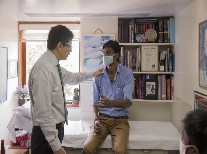 Доктор Зарир Удвадия говорит с пациентом