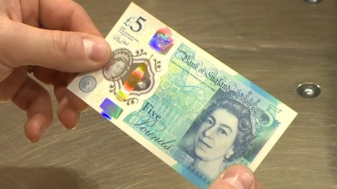 Банк Англии представил свою первую пластиковую банкноту в прошлом году