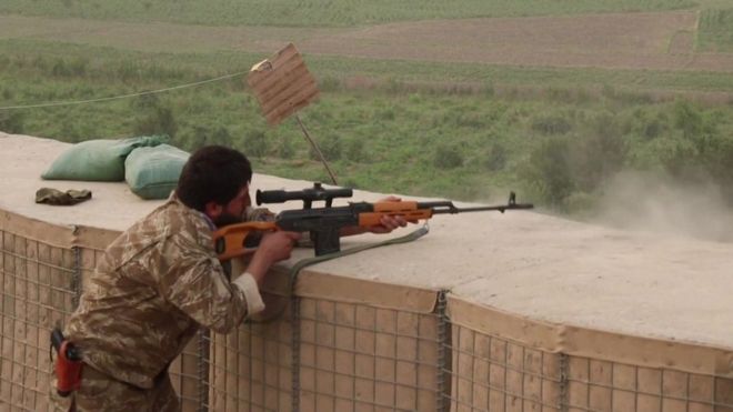 Tropas afganas combaten a los talibanes en las afueras de Kunduz.