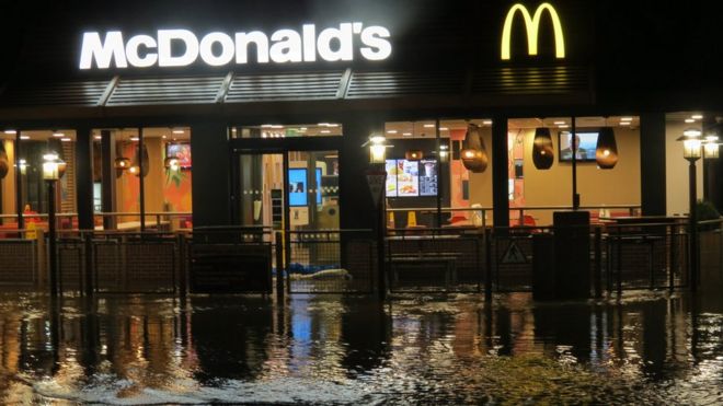 Наводнения в ресторане McDonald's на мосту Мерлина, Пембрукшир