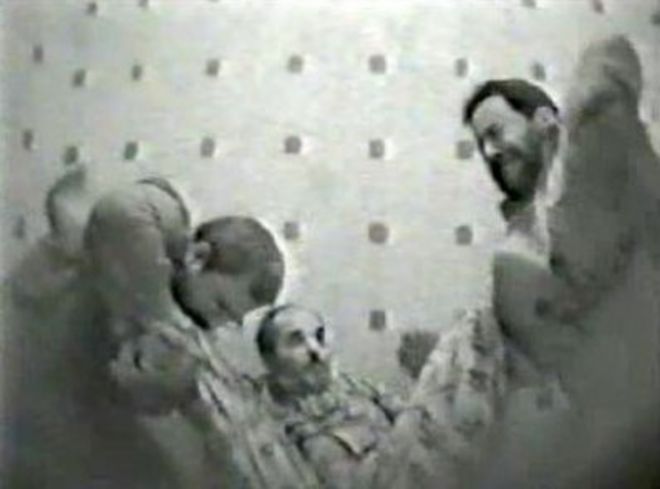 Снимок экрана с просочившегося видео, на котором видны пытки одного из подозреваемых