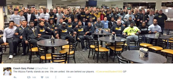 Футбольный тренер Университета Миссури разместил эту картинку в Твиттере после того, как афро-американские игроки заявили, что они откажутся играть после серии расовых инцидентов в кампусе