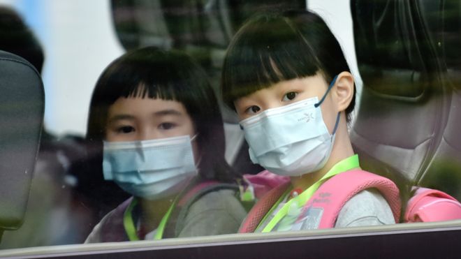 香港新界荃灣幾位女學童坐上校車（新華社圖片29/9/2020）