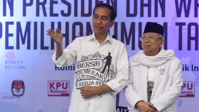 Pasangan Joko Widodo-Ma'ruf Amin yang diusung sembilan partai politik secara resmi mendaftar di KPU sebagai bakal calon presiden dan wakil presiden tahun 2019-2024.