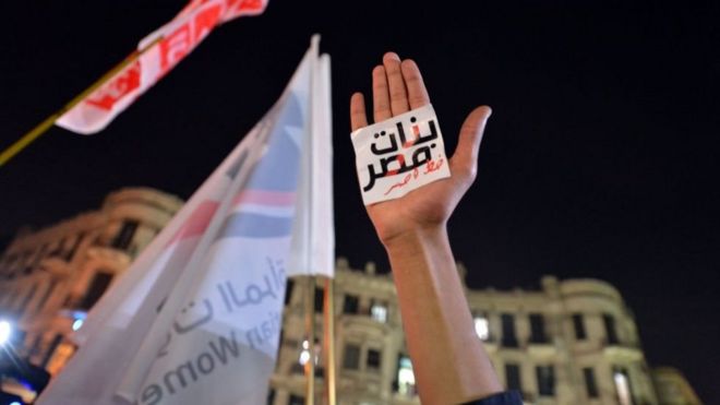 ملصق على كف اليد تقول "بنات مصر خط أحمر"