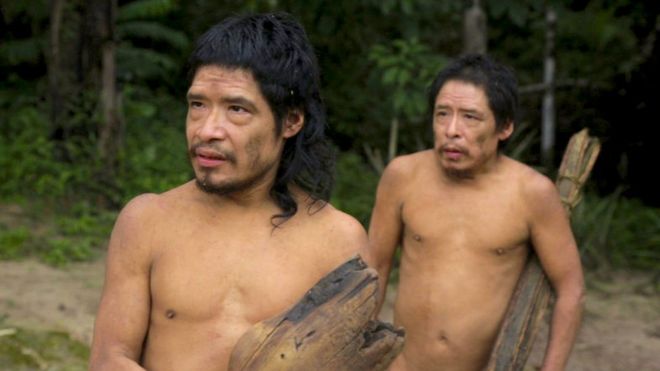 La imagen muestra a Tamandua (izquierda) y Baita, los únicos miembros conocidos de la aislada tribu Piripkura en su reserva en el centro de Brasil. Foto del 2017.