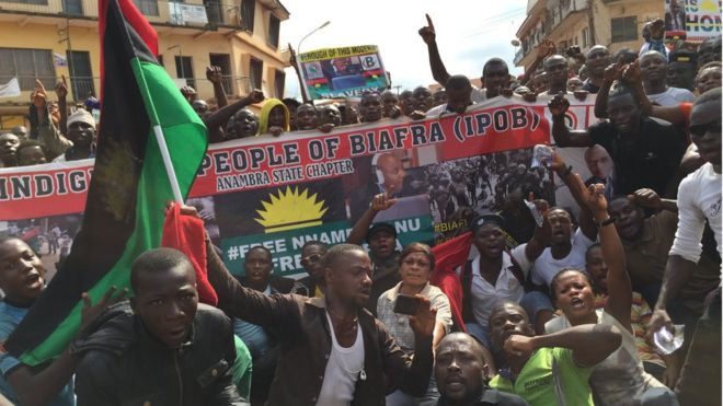 Протестующие против Биафры в южной части Нигерии в воскресенье, 8 ноября 2015 года