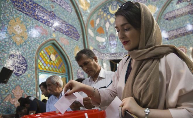 Избиратели Ирана проголосовали за выборы президента и муниципального совета 19 мая 2017 года в городе Кум, к югу от столицы Тегерана, Иран