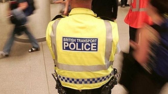 Сотрудник британской транспортной полиции