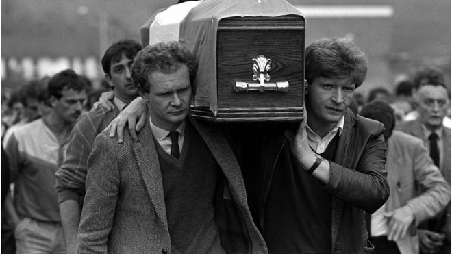 Мартин МакГиннесс (слева) несет гроб мужчины ИРА Чарльза Инглиша со своим братом Уильямом Макгиннессом (справа) на похоронах в Дерри 1984