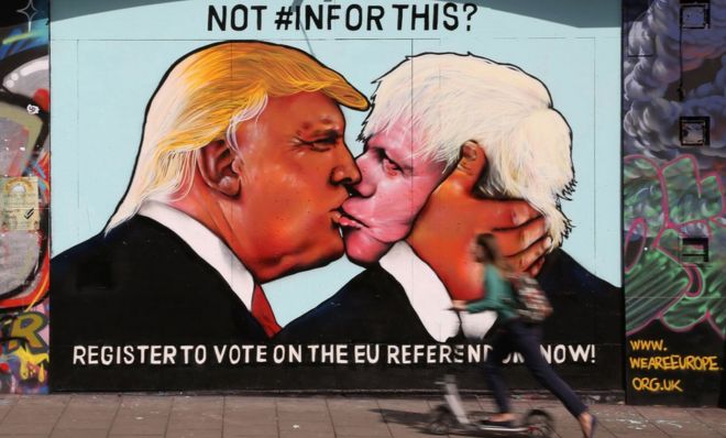 Фреска с изображением кандидата в президенты США от республиканцев Дональда Трампа (слева), который целует бывшего мэра Лондона и члена парламента от консерваторов Бориса Джонсона у здания 24 мая 2016 года в районе Стоукс-Крофт, Бристоль, юго-западная Англия