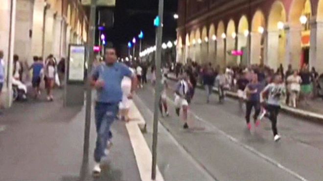 Gente corriendo en Niza