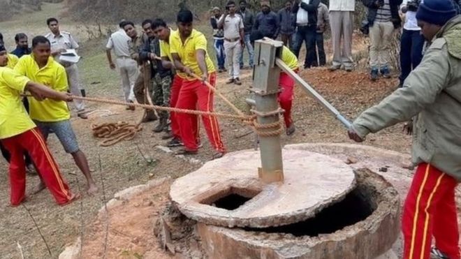 இந்த பெண்ணும், அவரது நான்கு குழந்தைகளும் அவர்களது வீட்டுக்கு அருகிலுள்ள கிணற்றுக்குள் இறந்து கிடந்தனர்.