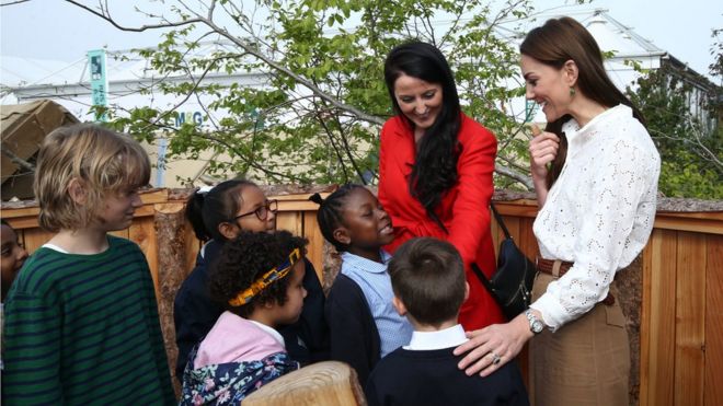 Герцогиня Кембриджская показывает школьникам вокруг ее сада