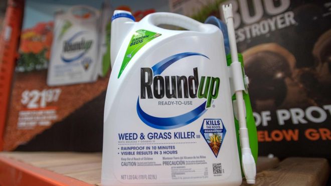Продукты Roundup поступят в продажу в хозяйственном магазине в Сан-Рафаэле, Калифорния, 9 июля 2018 года. Фермеры обеспокоены тем, что запрет на использование глифосата может обойтись экономике в миллионы долларов! Опрыскивание посевов в Метерене, северная Франция