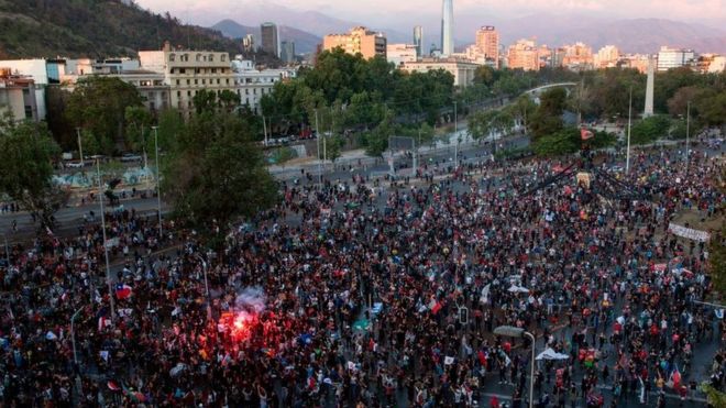 Manifestantes se congregan en Plaza Italia para esperar los resultados del plebiscito