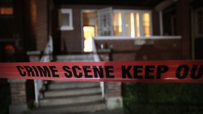 Лента места преступления натянута вокруг дома, где 28 мая 2017 года в Чикаго, штат Иллинойс, был застрелен мужчина.