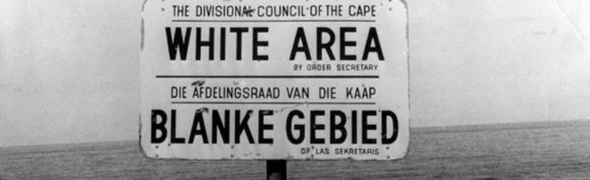 Уведомление об апартеиде на пляже недалеко от Кейптауна, обозначающее район только для белых.