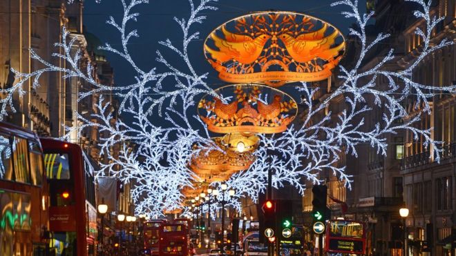 摄政街圣诞节彩灯有着历史传统，平安夜前街上仍是熙熙攘攘
