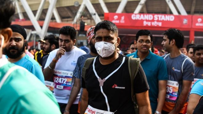 Многие участники полумарафона в Дели носили маски от загрязнения