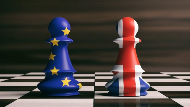 Шахматные фигуры в цветах флагов союза ЕС и Великобритании