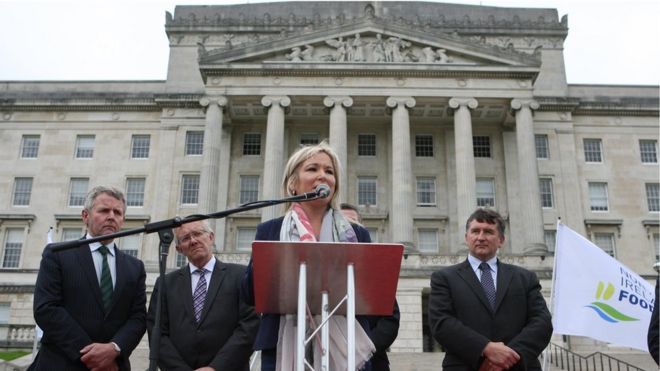 Министр сельского хозяйства Stormont Мишель О'Нил выступает с протестом