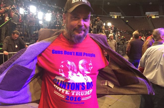 Сторонник Трампа с украшенной футболкой: оружие не убивает людей, Клинтон делает