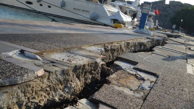 Повреждения видны в порту после землетрясения на острове Кос