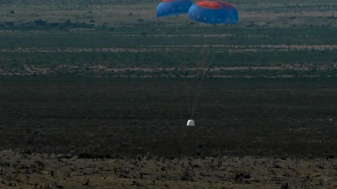 посадка пассажирского модуля с парашютами