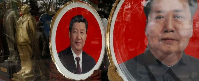Сувенирные тарелки с изображениями покойного китайского председателя Мао Цзэдуна и китайского президента Си Цзиньпина можно увидеть в магазине во время проходящего 19-го Национального конгресса Коммунистической партии Китая в Пекине, Китай, 21 октября 2017 года.