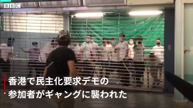 白Tシャツの覆面集団、香港の地下鉄駅を襲撃　犯罪組織か