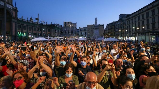 5 Yıldız Hareketi destekçileri Napoli'deki bir seçim kampanyası gösterisine katılıyor