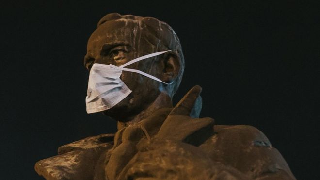 Један од споменика народном хероју из Другог светског рата у Ваљеву са хируршком маском преко лица, јануар 2018, Ваљево