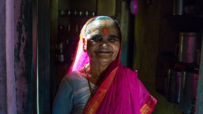 Рамабхай Ганпат улыбается в розовом сари