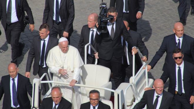 Papa Francisco em carro aberto, cercado por seguranças, em 2019